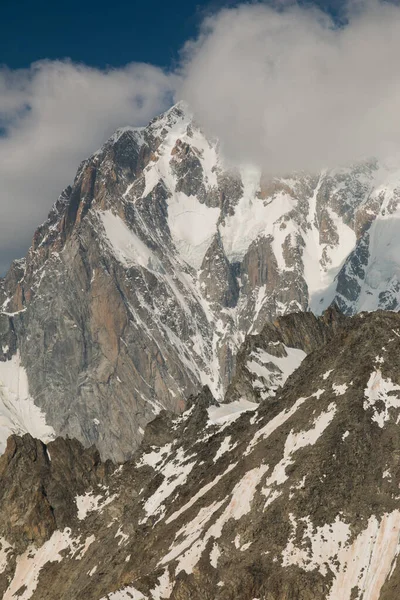 Monte bianco 'nun gökyüzü manzarası İtalya' nın Val d 'Aosta kentindeki Helbronner zirvesini oluşturuyor.