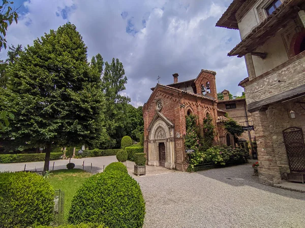 Grazzano Visconti Włochy Lipiec 2021 Widok Gotyckiego Kościoła Średniowiecznym Centrum — Zdjęcie stockowe