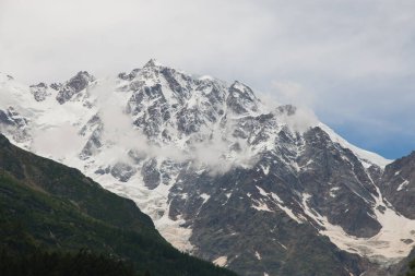 Piedmont 'taki Macugnaga köyünden Monte Rosa zirvesi