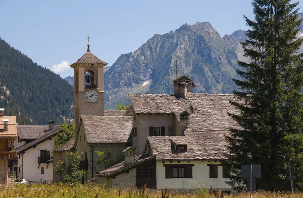 Valle Anzasca, Piedmont, İtalya 'daki Macugnaga dağ köyünün yaz manzarası