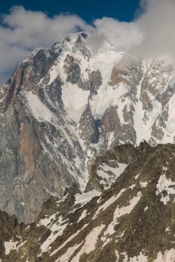 İtalya 'nın Valle d' Aosta kentindeki Monte Bianco 'nun dev kitlesinin güzel manzarası.