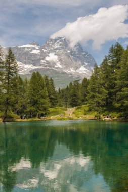 Mavi Göl 'ün (Lago blu) harika bir manzarası var. Arka planda da, matterhorn massif, Valle d' Aosta, İtalya