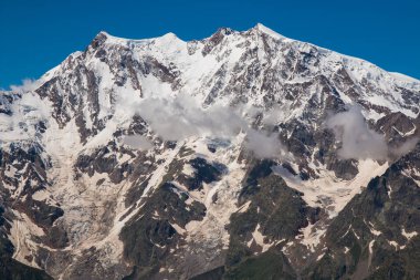 Monte Rosa 'nın (Punta Jazzi) dev kitlesinin panoramik manzarası Monte Moro' nun Valle Anzasca, Piedmont, İtalya 'daki geçişinden