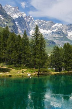 Monte Cervino (Matterhorn), Breuil-Cervinia, Valle d 'Aosta, İtalya' nın ayaklarındaki Lago Blue 'nun sihirli manzarası