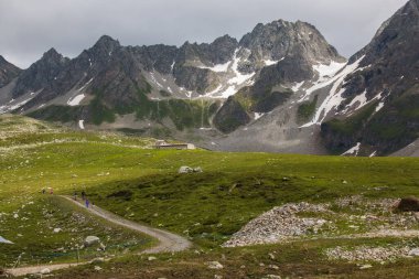 Val Formazza, Piemonte, İtalya 'da yazın bulutlu gününde Castel Gölü' ne giden yol