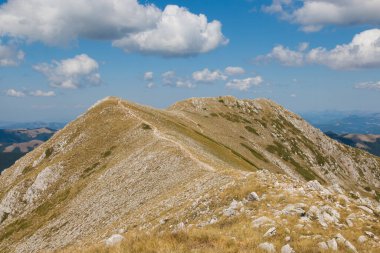Yaz sezonunda Monte Terminillo 'nun zirvesine bakın. 2216 metre, Terminillo Dağı İtalya 'nın Apennine bölgesinde yer alan Roma Dağı olarak adlandırılır.