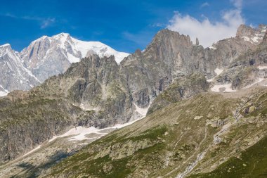 İtalya Alpleri 'nin Skyway Monte Bianco teleferiğinden Courmayeur' dan Pointe Helbronner 'a uzanan manzarası, Mont Blanc' ın zirvesi, yazın Aosta, İtalya