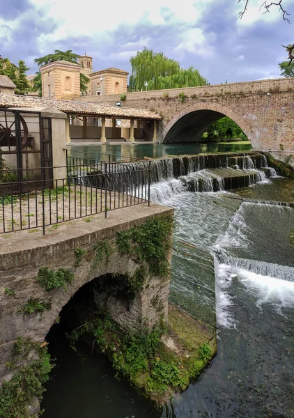 Bevagna Umbria Włochy Widok Starożytnej Myjni Murowanego Mostu Nad Rzeką — Zdjęcie stockowe