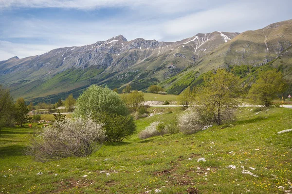 Panoramatický Pohled Masiv Gran Sasso Jarní Sezóně Abruzzo Itálie — Stock fotografie