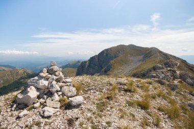 Terminillo dağının panoramik manzarası, Sassetelli arması Lazio, İtalya