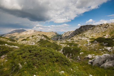 İtalya 'nın orta kesimindeki Lazio' daki Terminillo Dağı 'nın eteklerindeki panoramik vadi manzarası