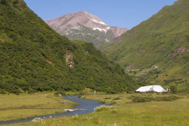 Val Formazza 'daki Riale yakınlarındaki küçük nehir manzarası, İtalyan Alpleri, Piedmont