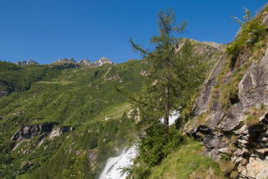 Cascata del Toce manzarası. Toce nehri üzerinde bir şelale, Piedmont, İtalya, şelale sadece yaz aylarında görülebilir çünkü suları hidroelektrik amaçlar için kullanılır.