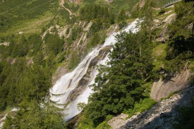 Yaz sezonunda Toce Şelalesi 'nin panoramik manzarası 