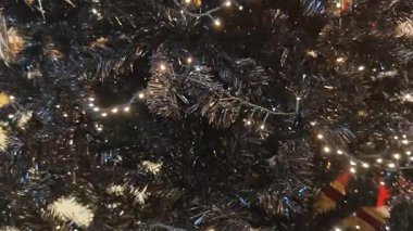 Altın ışıklı siyah noel ağacı