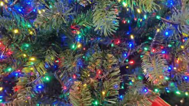 Ağaçtaki Noel Işıkları ve güzel bir yeni yıl arkaplanı