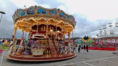 Peru, İtalya - 29 Ekim 2025 Perugia lunaparkında aydınlatılmış bir atlıkarınca. Güzel park eğleniyor.