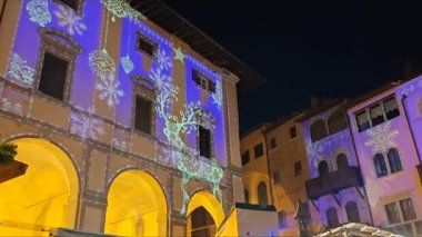İtalya 'da Noel zamanı Arezzo Meydanı' ndaki binaların Noel projeksiyonu