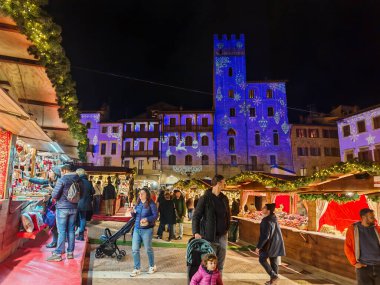 AREZZZO, İtalya - 15 Kasım 2025 Piazza Grande, Arezzo, Toskana 'daki Noel pazarlarıyla şenlikli bir Noel atmosferi