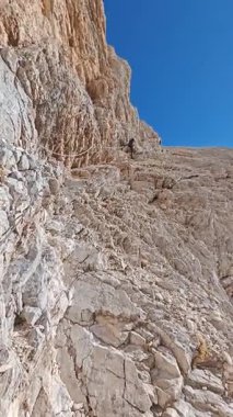 Gran SASSO, İtalya - 14 Kasım 2025 Bafile 'nin Gran Sasso dağındaki ferrata yoluyla panoramik manzarası, Abruzzo, İtalya