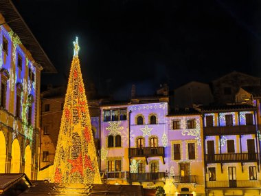 Arezzo 'daki Piazza Grande' de sihirli Noel atmosferi Noel pazarı ve Tuscany Noel ağacı