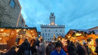 Montepulciano, İtalya - 23 Kasım 2025: Montepulciano, Piazza Grande 'de Noel Pazarı, Noel zamanı Montepulciano' nun ana meydanı. Belediye Binası arka planda