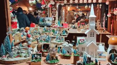 MONTEPULCIANO, İtalya - 23 Kasım 2025: Piazza Grande, Tuscany, İtalya 'daki Montepulciano Noel pazarında satılık eşyalar