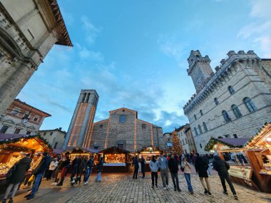 Montepulciano, İtalya - 23 Kasım 2025: Montepulciano 'da Noel Pazarı, Piazza Grande, Noel zamanı Montepulciano' nun ana meydanı, Toskana