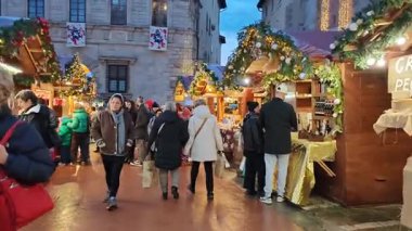 MONTEPULCIANO, İtalya - 23 Kasım 2025: Montepulciano, Toskana 'daki Piazza Grande' deki Noel pazarlarında gezinen turistler