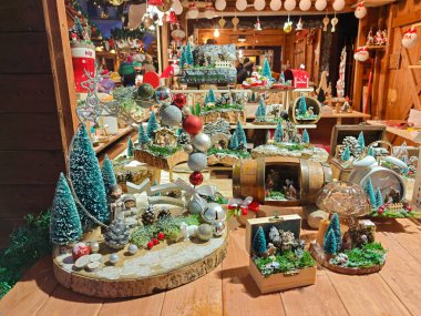 MontepULCIANO, İtalya - 23 Kasım 2025: Montepulciano Noel pazarında satılık güzel noel eşyaları, Toskana