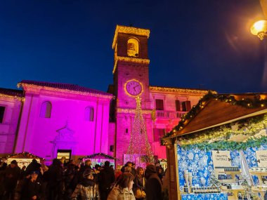 MOMBAROCCIO, İtalya - 29 Kasım 2025: Mombaroccio Ortaçağ Köyü 'nün ana meydanındaki Noel Pazarı