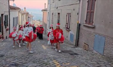 MOMBAROCCIO, İtalya - 29 Kasım 2025: Noel zamanı Mombaroccio 'nun eski sokaklarında Noel müzik grubu