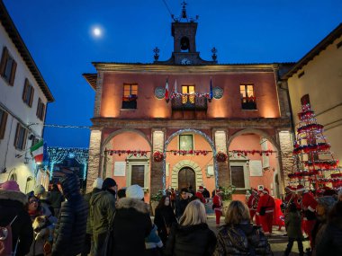 SANT 'AGATA FELTRIA, İTALYA - 30 Kasım 2025: Geceleyin Sant' Agata Feltria 'nın ana meydanının görüntüsü, Emilia Romagna