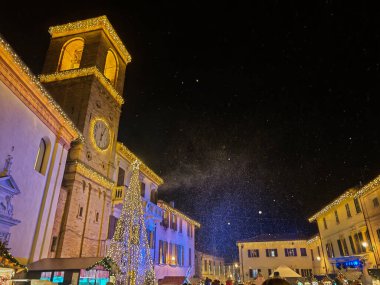 MOMBAROCCIO, İTALYA - 29 Kasım 2025: İtalya 'nın Marche bölgesindeki Mombaroccio geleneksel Noel pazarında kar yağışı