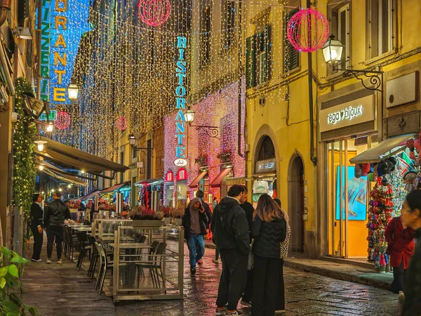 FLORENCE, İTALYA - 2 Aralık 2025: Floransa 'nın tarihi merkezinde Toskana' nın şenlikli ışıklarıyla süslenmiş büyülü bir Noel atmosferi