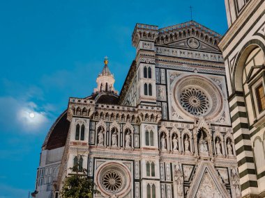 Floransa 'daki Santa Maria del Fiore Katedrali' nin ön cephesinin ayrıntıları Brunelleschi 'nin görkemli kubbesi, karmaşık mermer cephesi ve çarpıcı iç yüzüyle ünlü mimari bir başyapıttır.