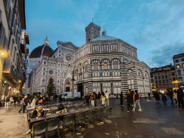 FLORENCE, İTALYA - 2 Aralık 2025: Floransa Katedrali, Brunelleschi 'nin ikonik kırmızı kubbesi, şehrin üzerinde kuleler. Mermer perdeler, Toskana 'nın büyük iç kısımları.