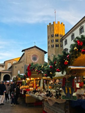 ORVIETO, İTALYA - 8 Aralık 2025: Orvietos Piazza della the Christmas marketleri neşeli ışıklar, renkli tezgahlar ve mevsimlik ikramlar ile parıldıyor, sıcak ve neşeli bir tatil ortamı yaratıyor.
