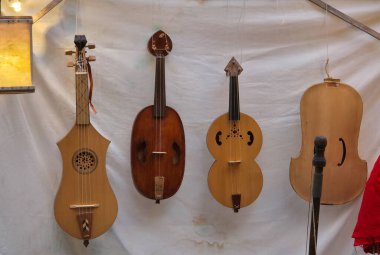 Dört ortaçağ Rönesans teli enstrümanı, muhtemelen sitoleler ve vielleler (eğilmiş lüleler), bir İtalyan noel pazarında sergilenmektedir.
