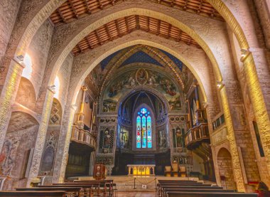 İtalyan şehri Gubbio 'daki Santi Mariano ve Giacomo Katedrali. İç kısımda on köşeli kemer ve 16. yüzyıl sanat eserleri ve bazı barok freskler bulunur.