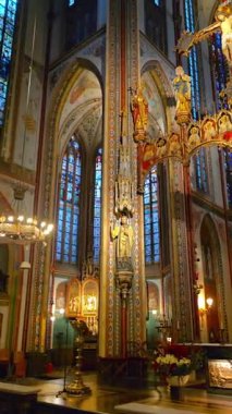 De Krijtberg 'in içi, Singel Kanalı' ndaki çarpıcı bir Neo-Gotik kilise, zengin, renkli iç mimarisi, karmaşık vitray ve yüksek sunağı ile tanınıyor.