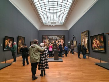 AMSTERDAM, NETHERLANDS - 10 HAZİRAN 2026: Amsterdam 'daki Rijksmuseum' da, Cornelis Cornelisz van Haarlem 'in Masumlar Katliamı da dahil olmak üzere büyük Hollanda Altın Çağı tablolarının yer aldığı hareketli bir galeri