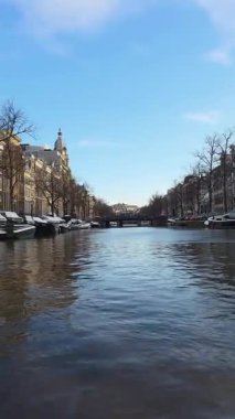 AMSTERDAM, NETHERLANDS - 10 HAZİRAN 2026 Amsterdam 'da bir kanal gezisi tarihi evleri, köprüleri ve yüzen evleri geçerek şehrin güzelliğini ve sudaki cazibesini gözler önüne seren barışçıl bir yolculuk sunuyor.