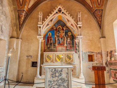 İtalya 'nın Anagni Katedrali' ndeki tarihi Caetani Kilisesi 'nin iç manzarasında mermer sunak, ortaçağ aziz freskleri ve Gotik mimari eserleri yer alıyor.