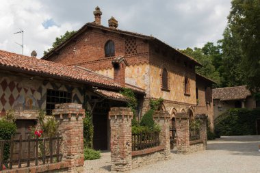 Kuzey İtalya 'nın Piacenza eyaletindeki büyüleyici bir ortaçağ köyü olan Grazzano Visconti, büyüleyici bir mimari ve zengin bir tarihle titizlikle yeniden inşa edildi.