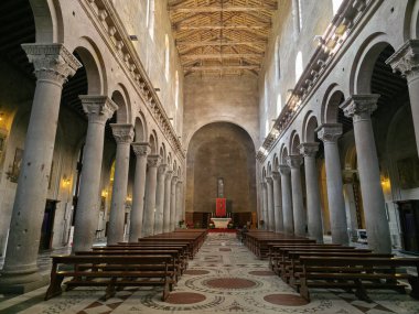 Viterbo Katedrali 'nin (San Lorenzo) monolitik sütunları ve Cosmatesque asfaltlarıyla Romanesk iç mimarisi, Lazio bölgesi