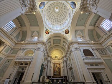 Valadier tarafından tasarlanan Urbino Katedrali 'nin neoklasik iç mekanında üç Naves, muazzam katmanlı bir kubbe ve Barocci ve Maratta' nın sanat eserleri yer almaktadır.