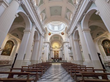 Valadier 'in Neoklasik tarzı, üç donanma, bir kapuçola, zarif kemerler ve Barocci ve Maratta' nın sanat eserleri.