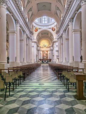 İtalya 'nın Urbino kentindeki Santa Maria Assunta Metropolitan Katedrali' nin Neoklasik Kubbesi 'nin iç manzarası