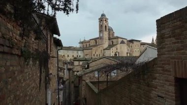 İtalya 'nın Urbino kentinin panoramik manzarası. Antik İtalyan Rönesans Şehri, Unesco dünya mirası bölgesi. Evler, saraylar, katedraller ve Doge Sarayı 'nın kuleleri bulutlu bir gökyüzünün altında, Marche Bölgesi